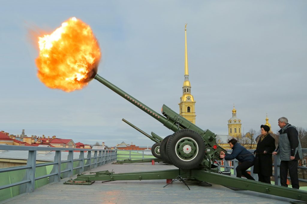 Залп это. Пушка Нарышкина бастиона Петропавловской. Выстрел из пушки Нарышкина бастиона Петропавловская крепость. Пушки с Нарышкина бастиона Петропавловской крепости. Полуденный выстрел с Петропавловской крепости.