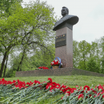 Возложение цветов к бюсту Георгия Михайловича Гречко